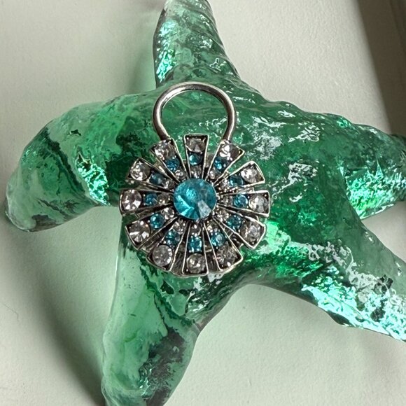 Rhinestone Magnetic Sunglass Eyeglass Badge Holder - Picture 5 of 5